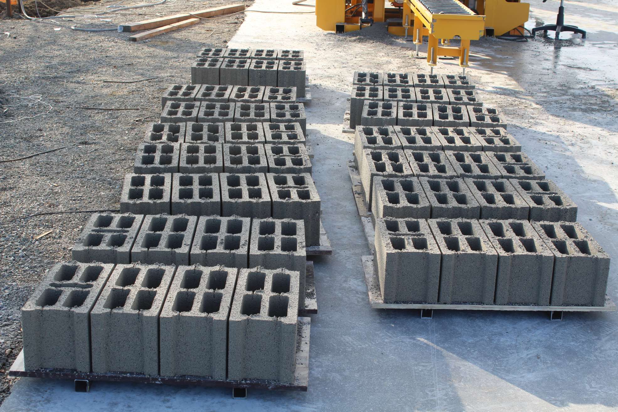 Завод по производству блоков. Vess Eco вибропресс. Блоки вибропрессованные бетонные. Станки для шлакоблоков qtj4-40. Станок для производства бетонных блоков.